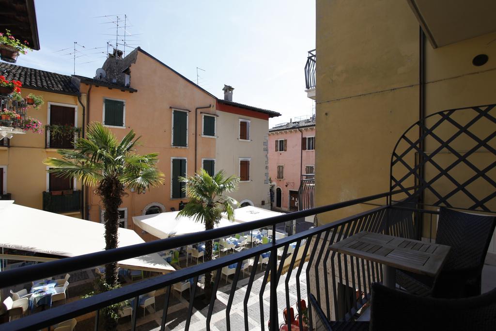 Appartamenti Piazza Umberto I Torri Del Benaco Ruang foto