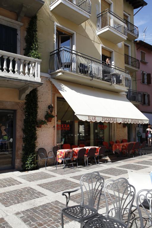 Appartamenti Piazza Umberto I Torri Del Benaco Ruang foto