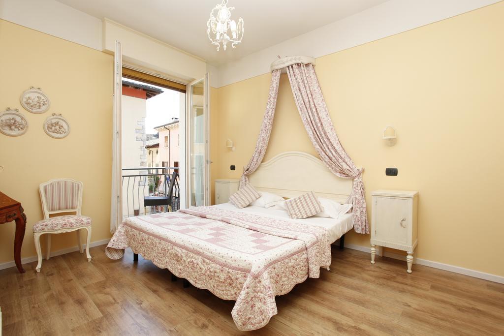 Appartamenti Piazza Umberto I Torri Del Benaco Ruang foto
